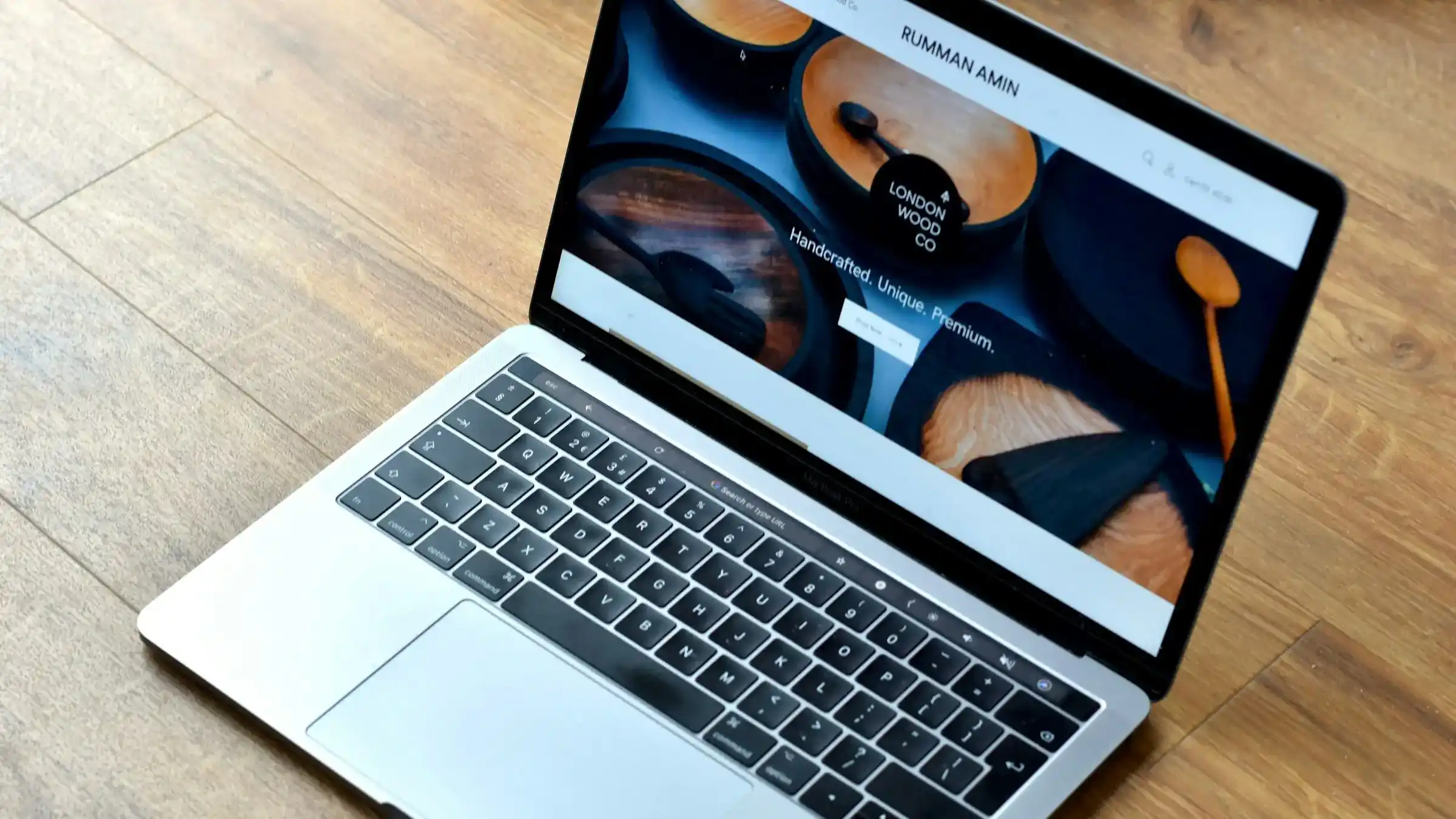 PC portable posé sur un bureau